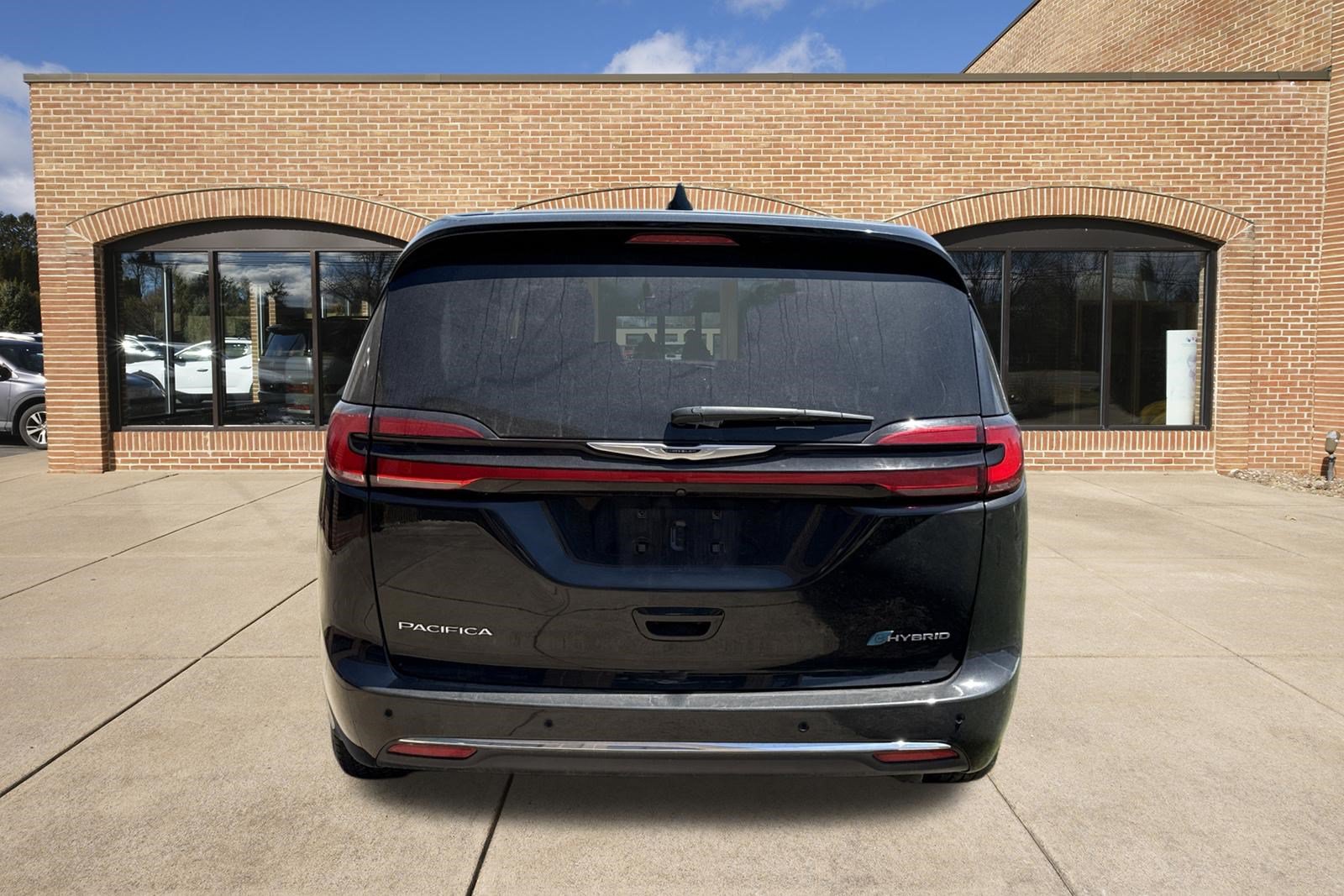 Used 2023 Chrysler Pacifica Touring-L FWD image 4