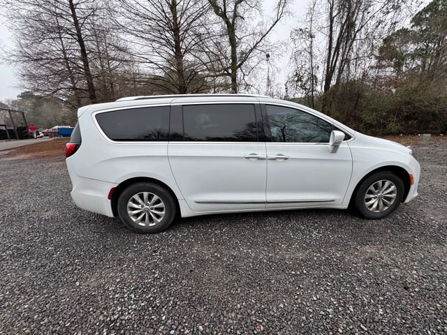 Used 2019 Chrysler Pacifica Touring-L image 9