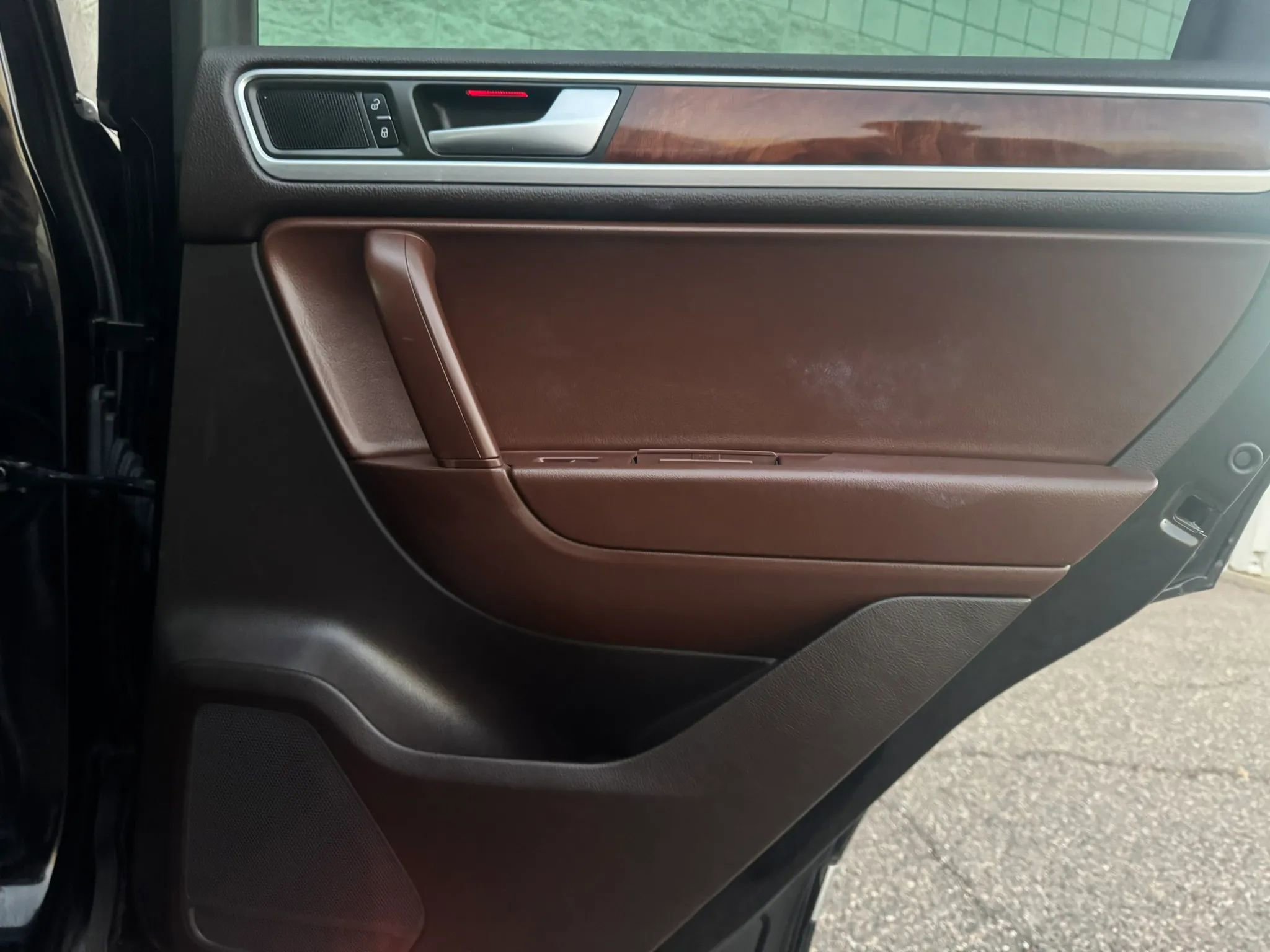 Used 2012 Volkswagen Touareg TDI image 14