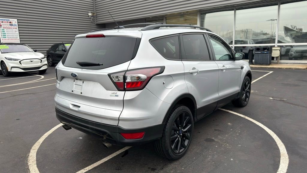 Used 2017 Ford Escape SE w/ SE Sport Appearance Package image 3