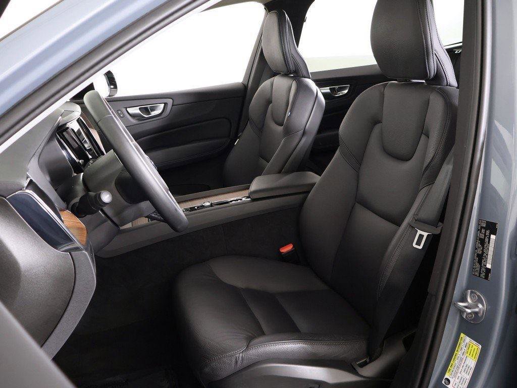 Used 2024 Volvo XC60 B5 Plus image 33