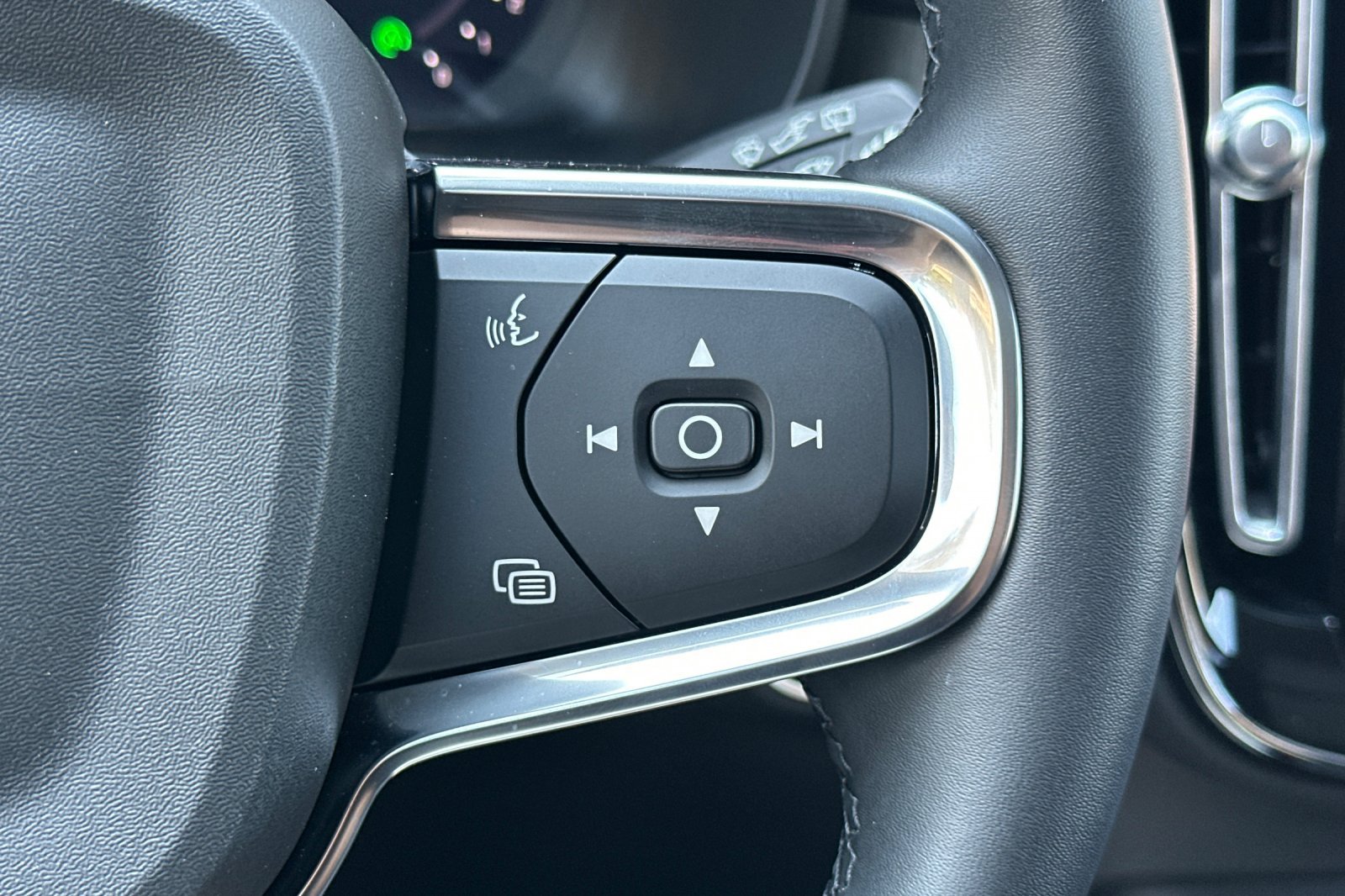 Certified 2026 Volvo XC40 B4 Core w/ Protection Package FWD image 30