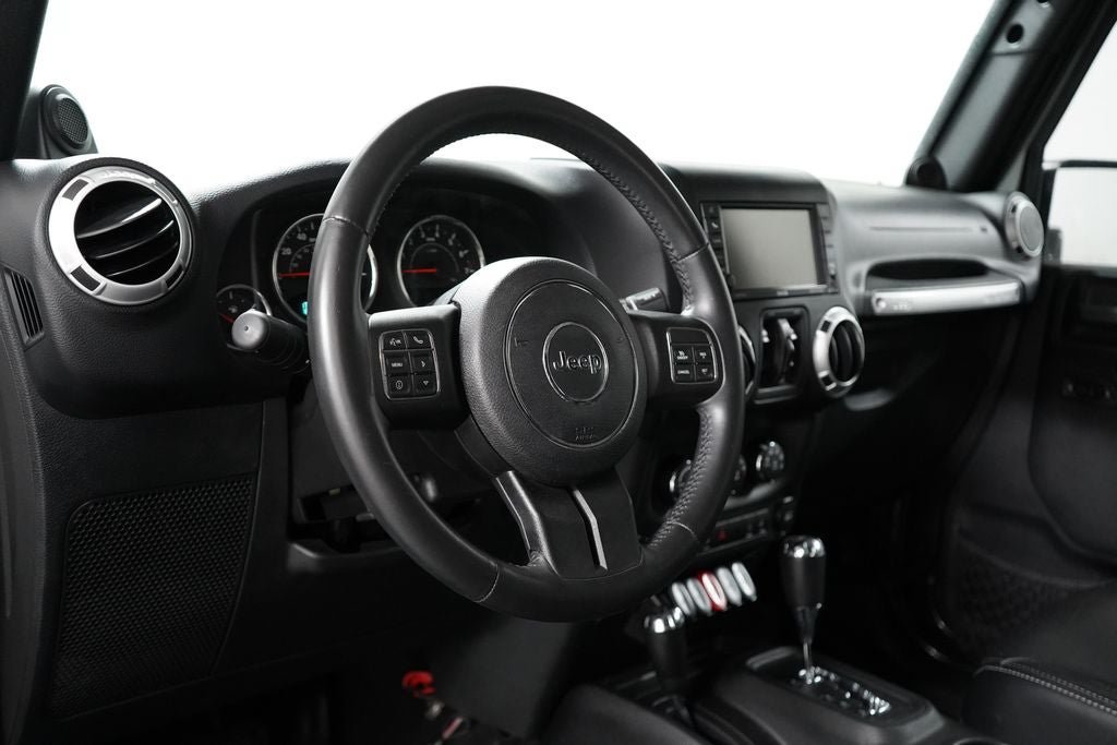 Used 2014 Jeep Wrangler Unlimited Sahara w/ Connectivity Group AWD/4WD image 12