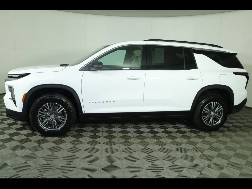 Used 2025 Chevrolet Traverse LT AWD/4WD image 16