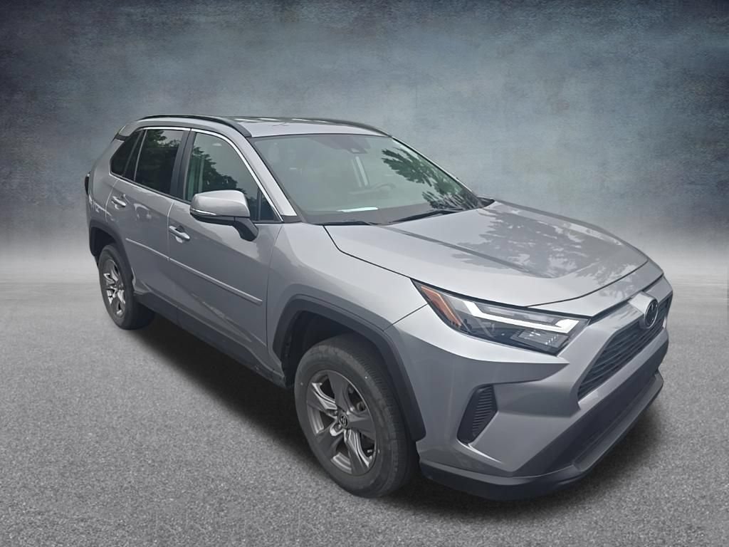Used 2022 Toyota RAV4 XLE AWD/4WD image 2