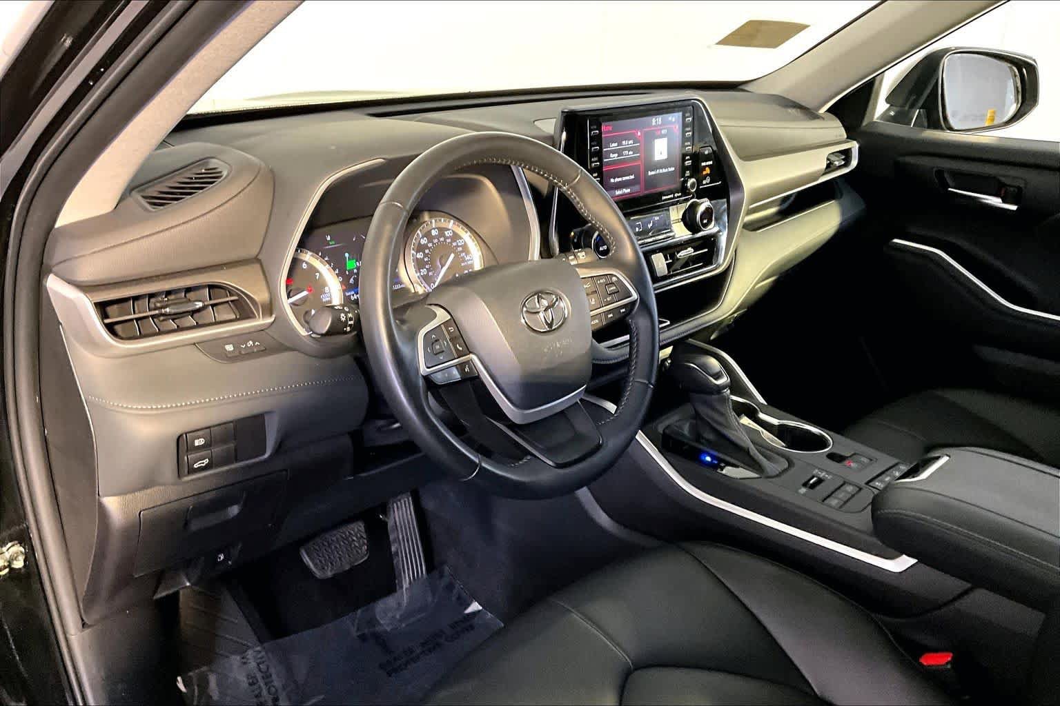 Used 2022 Toyota Highlander XLE AWD/4WD image 18