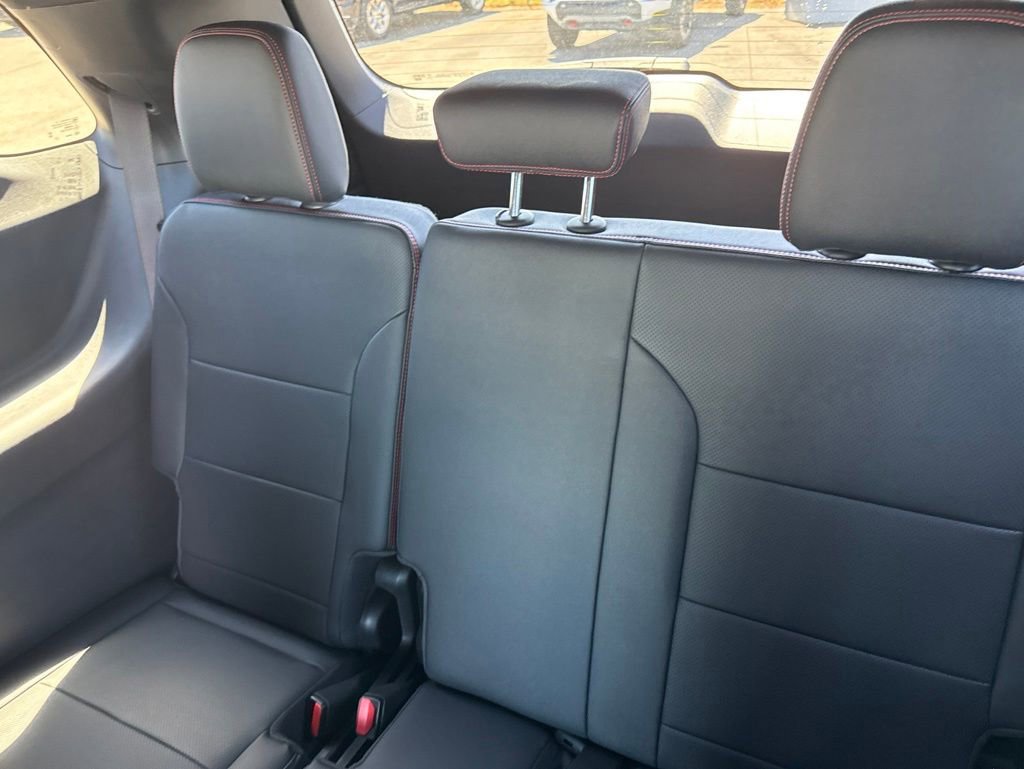 Used 2025 Chevrolet Traverse RS AWD/4WD image 14