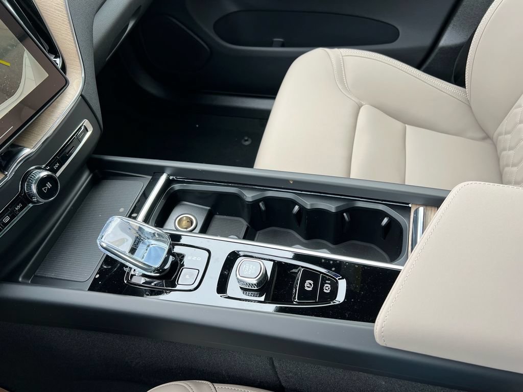 New 2026 Volvo XC60 T8 Plus w/ Protection Package Premier AWD/4WD image 18