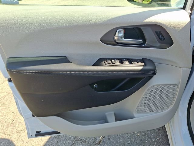 Used 2024 Chrysler Pacifica Limited image 10
