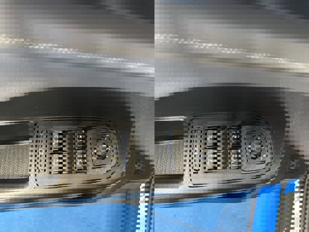 Used 2024 Volkswagen Taos SE image 25