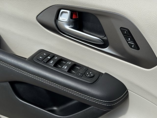 Used 2024 Chrysler Pacifica Touring-L FWD image 23