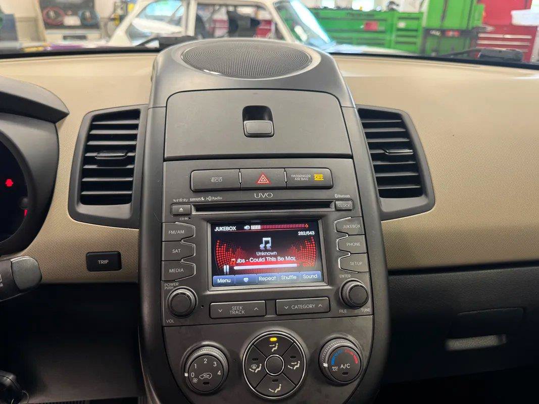 Used 2012 Kia Soul ! FWD image 7