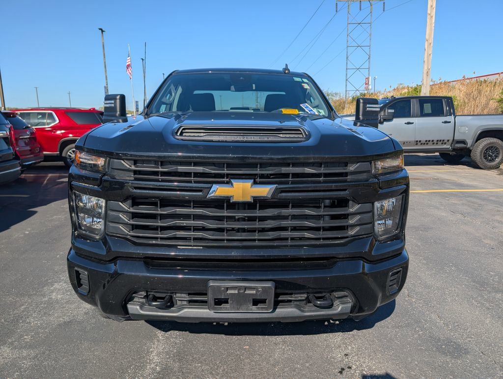 Used 2024 Chevrolet Silverado 2500 Custom AWD/4WD image 2