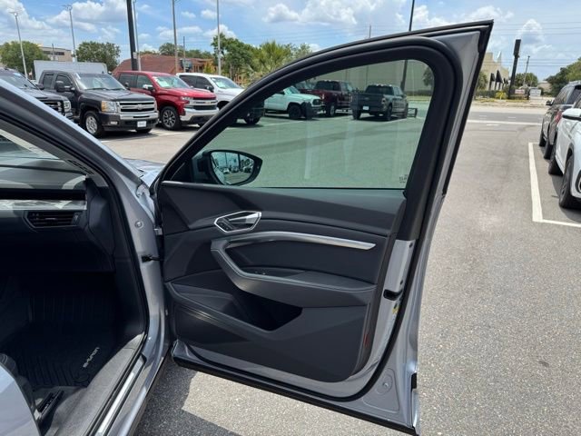 Used 2022 Audi e-tron Premium w/ Convenience Plus Package image 46