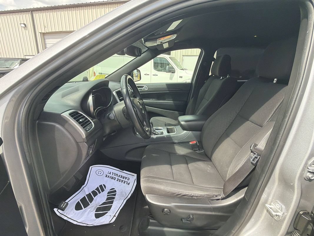Used 2018 Jeep Grand Cherokee Laredo AWD/4WD image 9