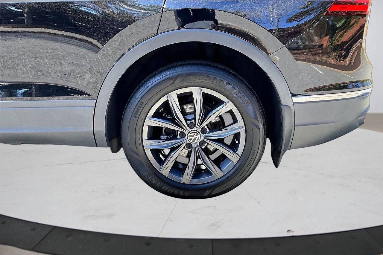 Used 2022 Volkswagen Tiguan SE w/ Panoramic Sunroof Package image 34