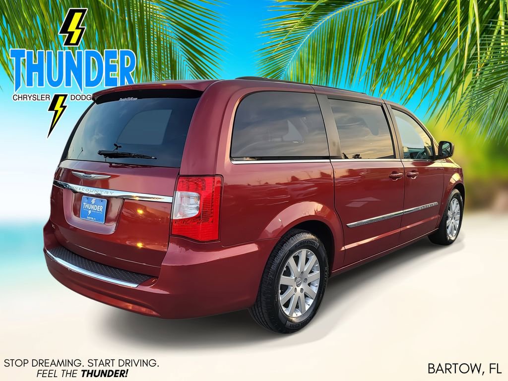 Used 2015 Chrysler Town & Country Touring image 4