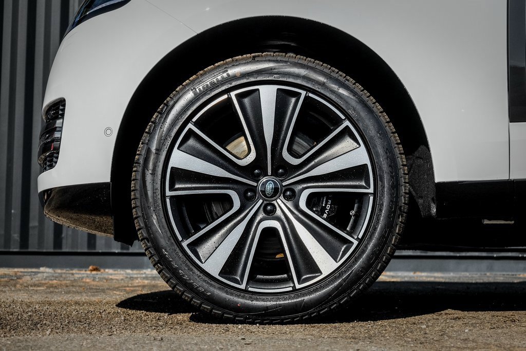 New 2025 Land Rover Range Rover SE image 4