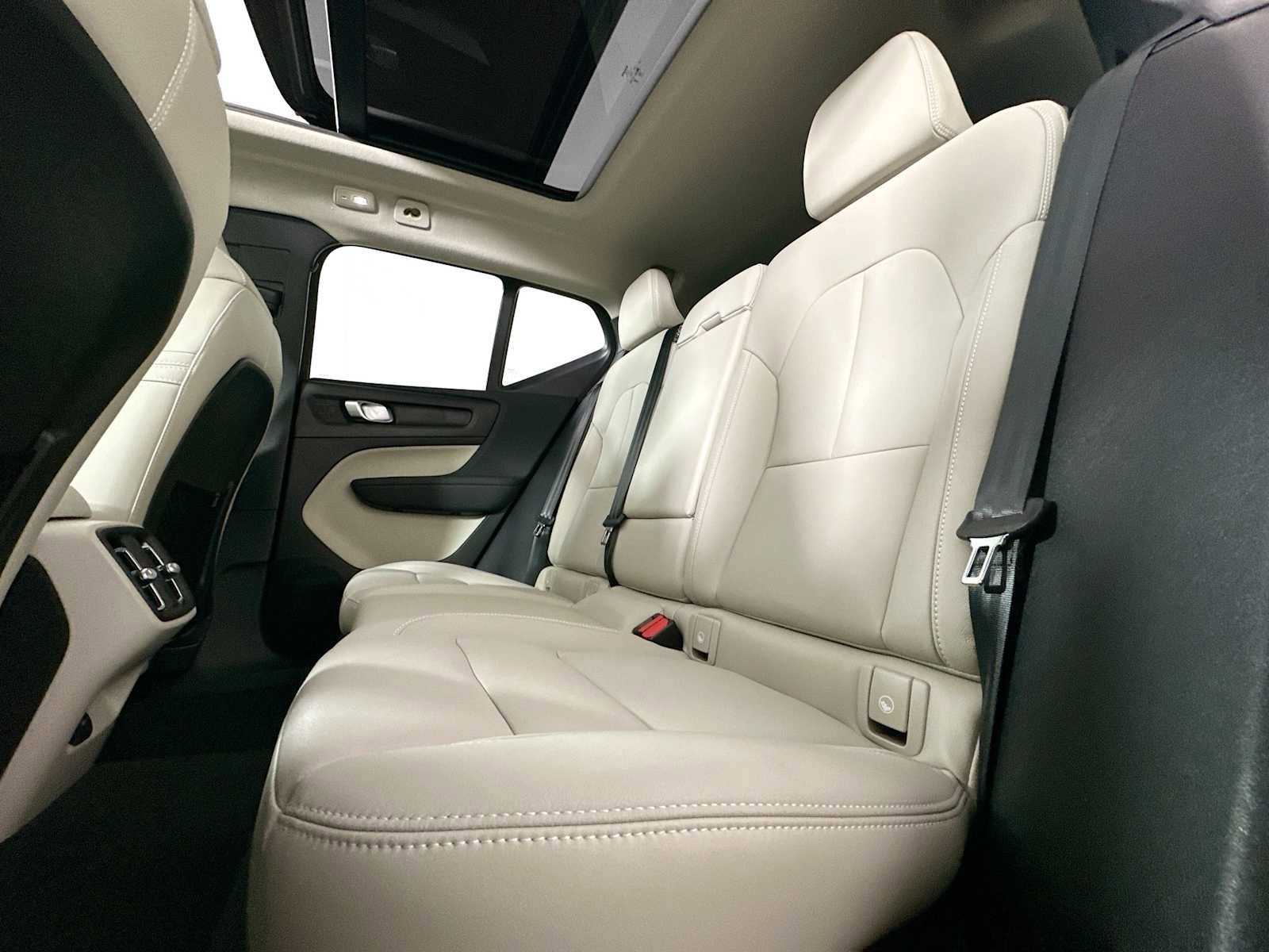 Used 2025 Volvo XC40 B5 Ultra w/ Protection Package image 22