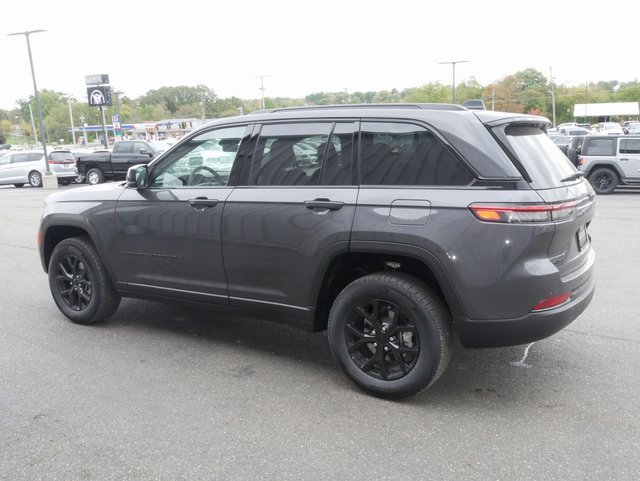 New 2025 Jeep Grand Cherokee Laredo image 8