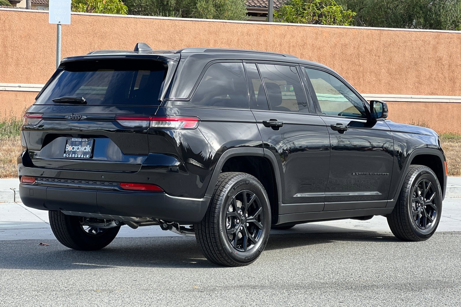 New 2025 Jeep Grand Cherokee Altitude image 4