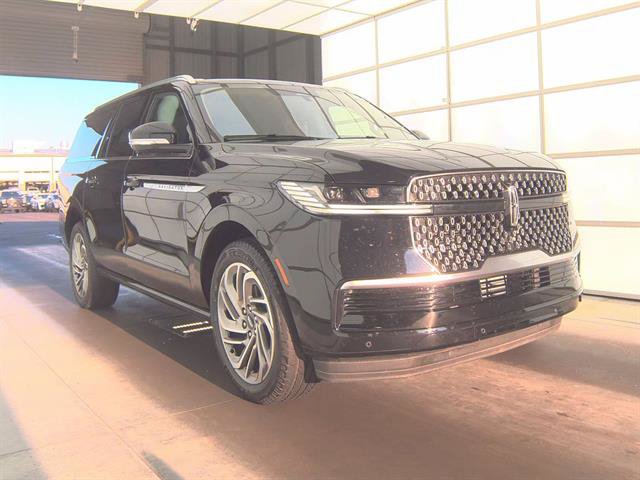Used 2025 Lincoln Navigator L Reserve AWD/4WD image 2