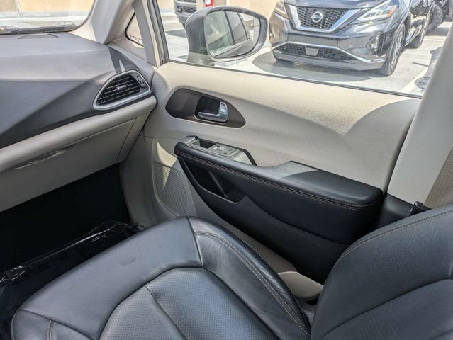 Used 2019 Chrysler Pacifica Touring-L FWD image 19