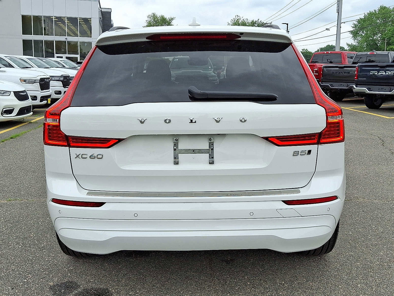 Used 2022 Volvo XC60 B5 Momentum image 5