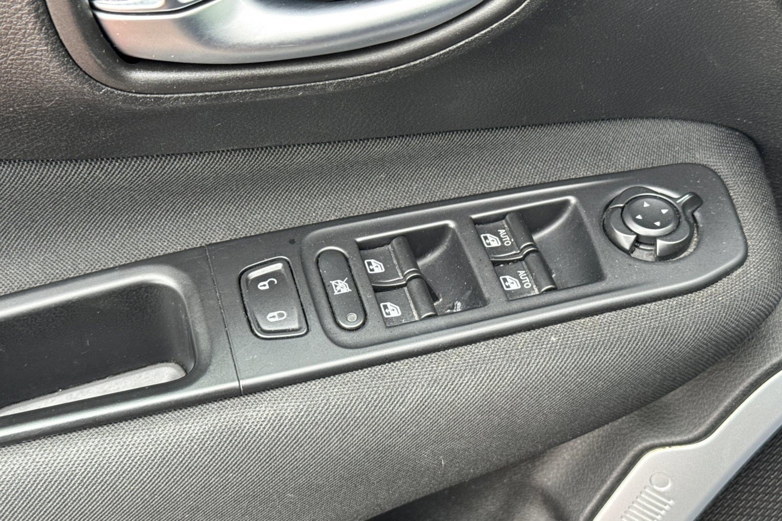Used 2018 Jeep Renegade Latitude FWD image 13