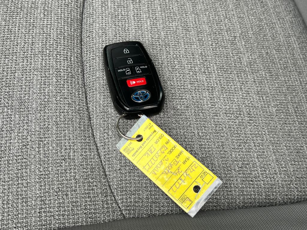 Used 2024 Toyota Sienna LE image 30