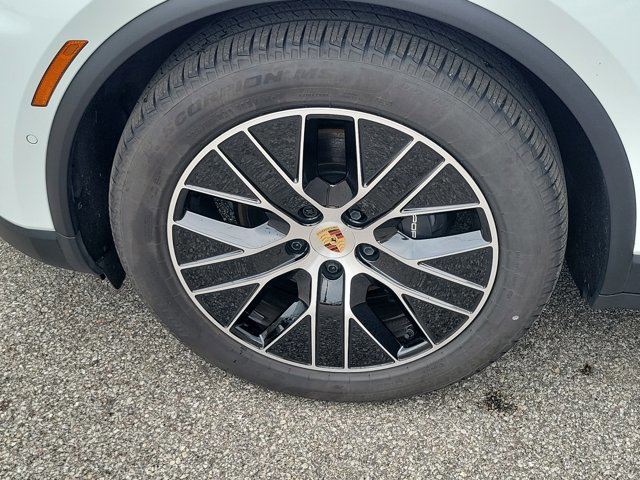 Certified 2025 Porsche Macan Electric image 14