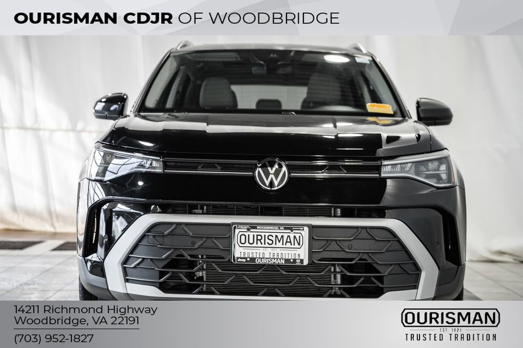 Used 2025 Volkswagen Taos SE w/ Panoramic Sunroof Package image 2