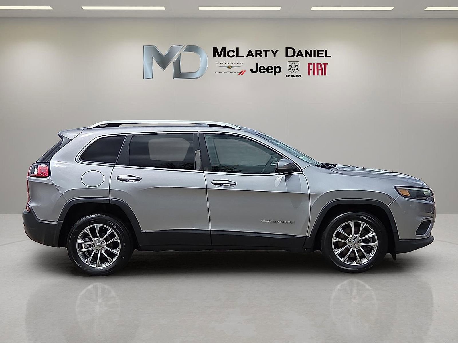 Used 2019 Jeep Cherokee Latitude Plus FWD image 6