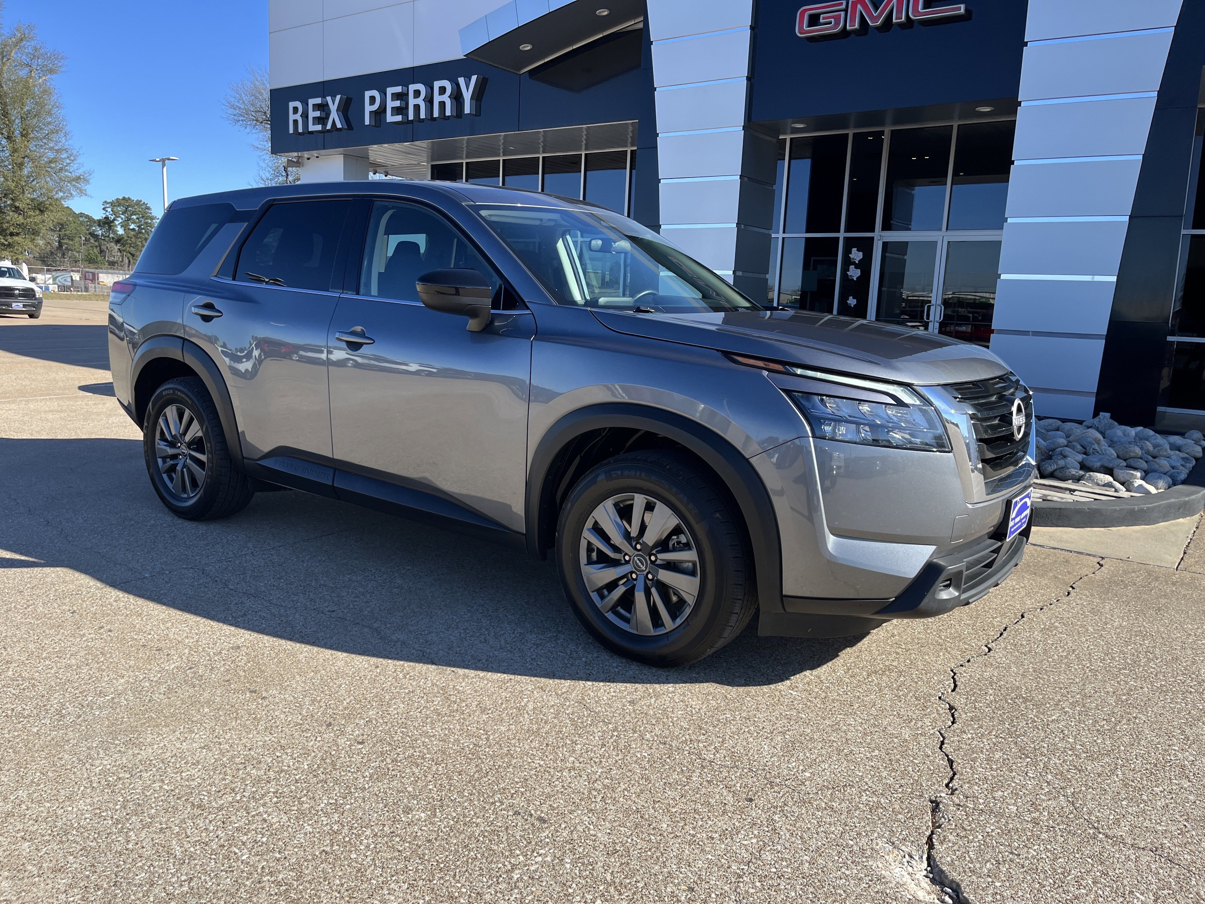 Used 2023 Nissan Pathfinder S image 2