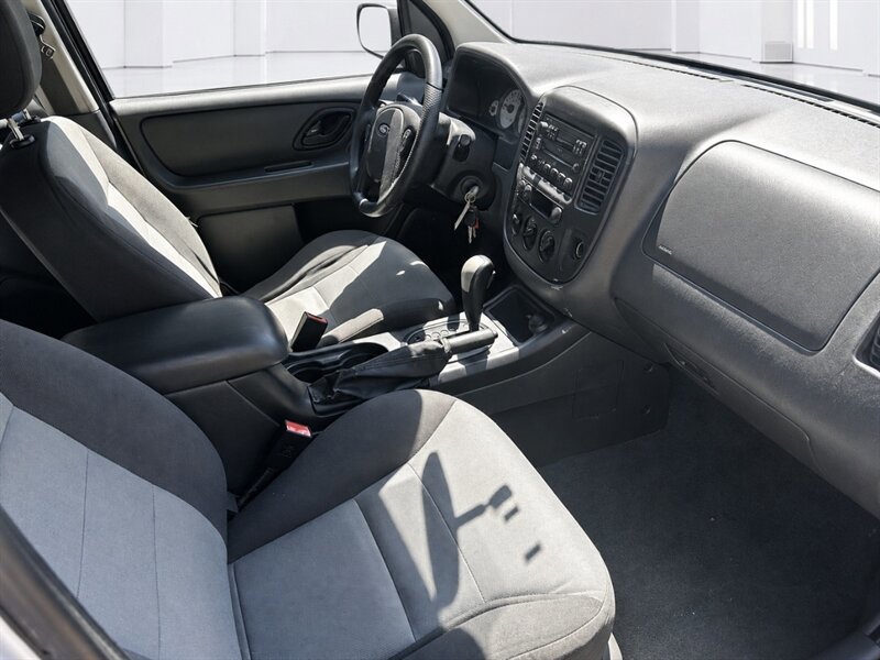 Used 2005 Ford Escape XLS AWD/4WD image 7