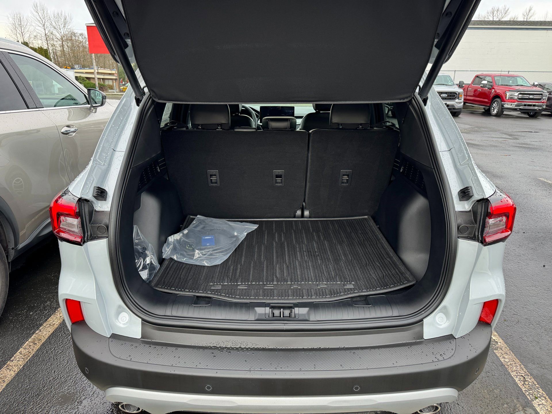 Used 2025 Ford Escape SE image 18