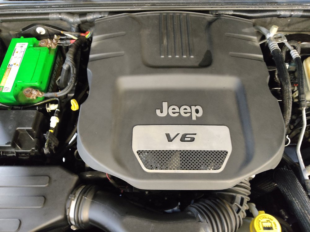 Used 2015 Jeep Wrangler Unlimited Sahara w/ Connectivity Group AWD/4WD image 30