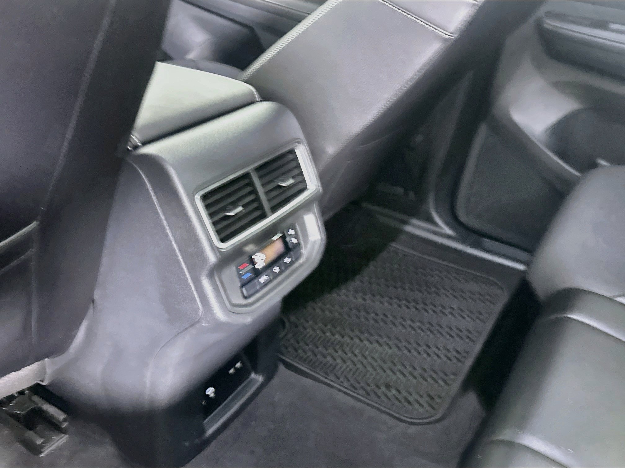 Used 2024 Volkswagen Atlas SE w/ Black Wheel Package FWD image 28