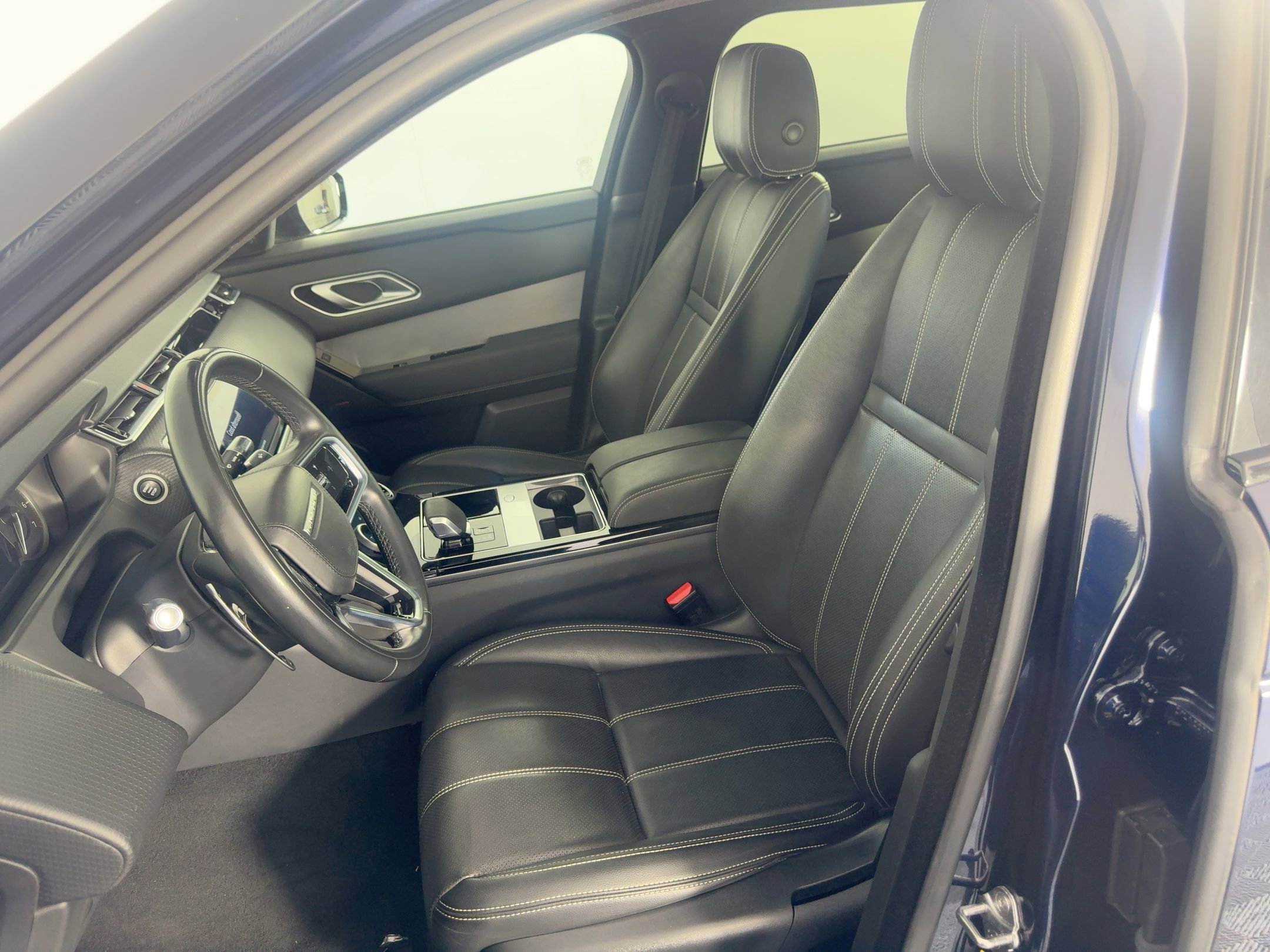 Used 2022 Land Rover Range Rover Velar R-Dynamic S image 5