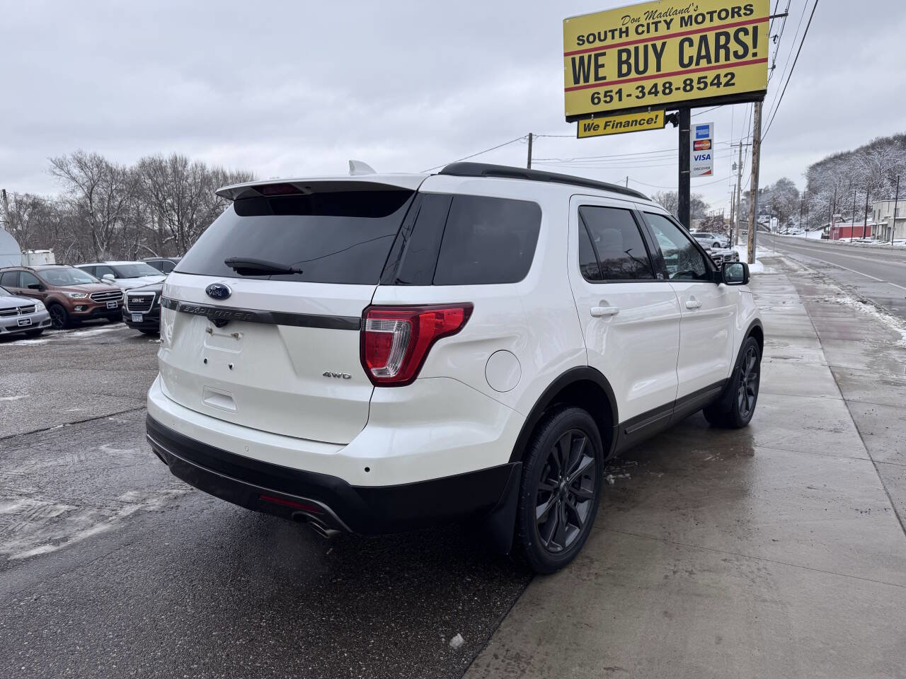 Used 2017 Ford Explorer XLT w/ XLT Technology Feature Bundle AWD/4WD image 7