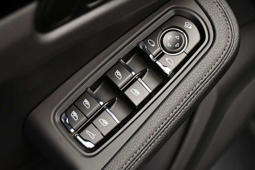 Certified 2025 Porsche Macan Turbo image 37