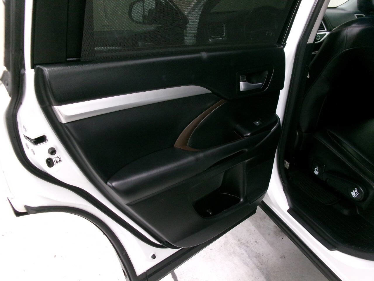 Used 2018 Toyota Highlander XLE image 27