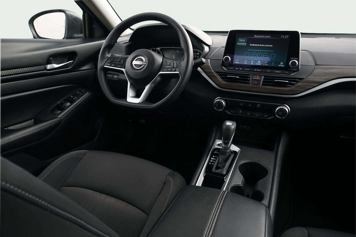 Used 2025 Nissan Altima 2.5 SV FWD image 23