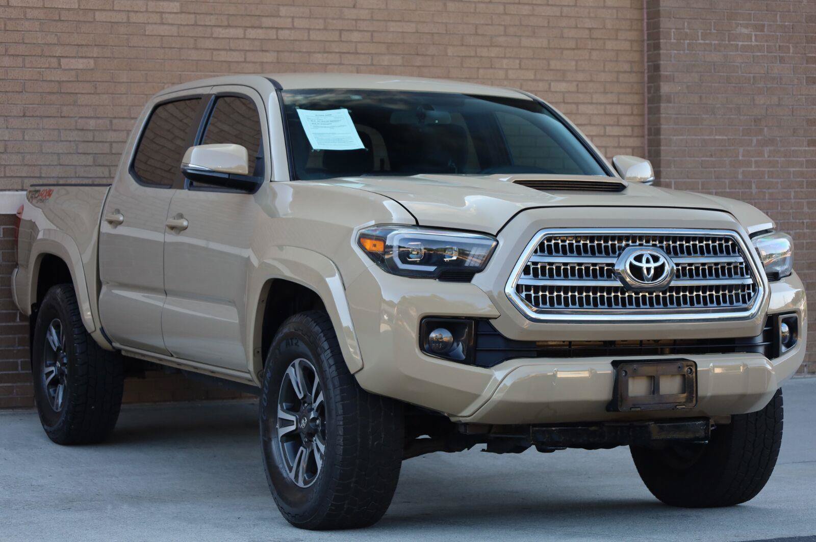 Used 2017 Toyota Tacoma TRD Sport w/ Tow Package (A/T) AWD/4WD image 7