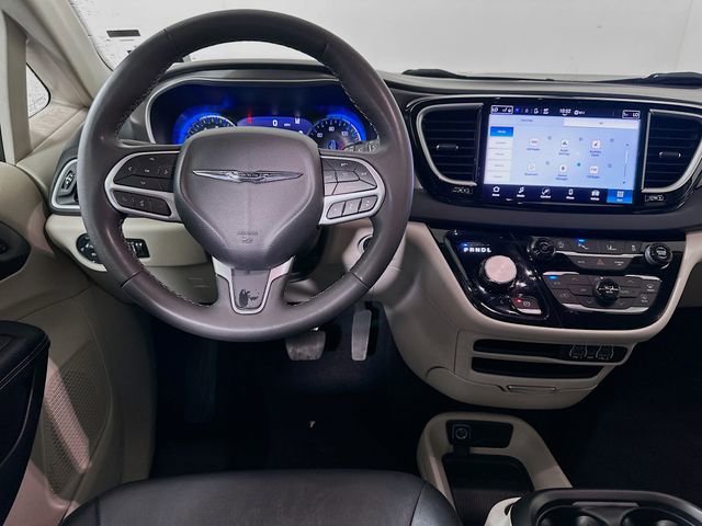Used 2024 Chrysler Pacifica Touring-L image 23