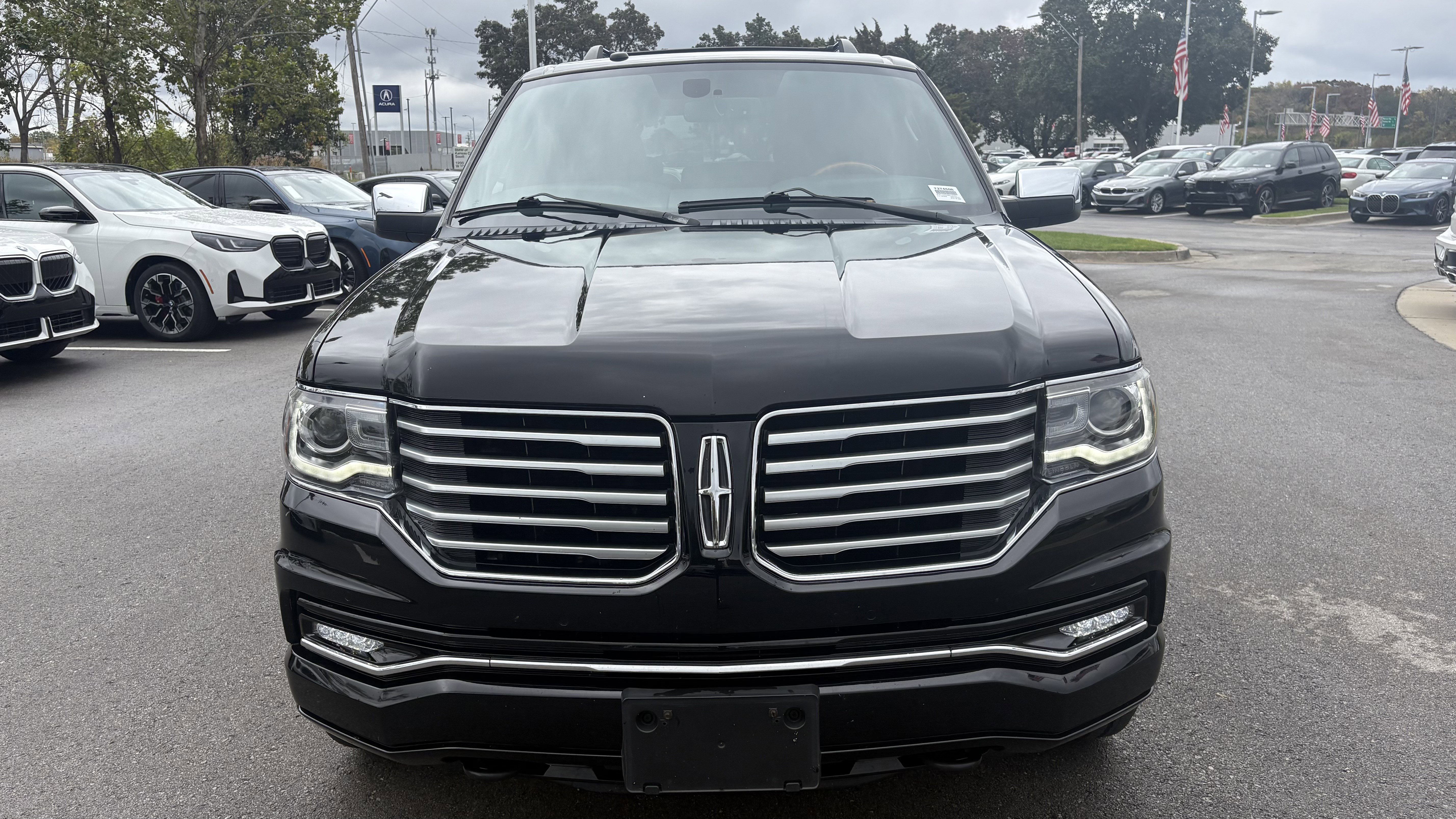 Used 2017 Lincoln Navigator Select image 3