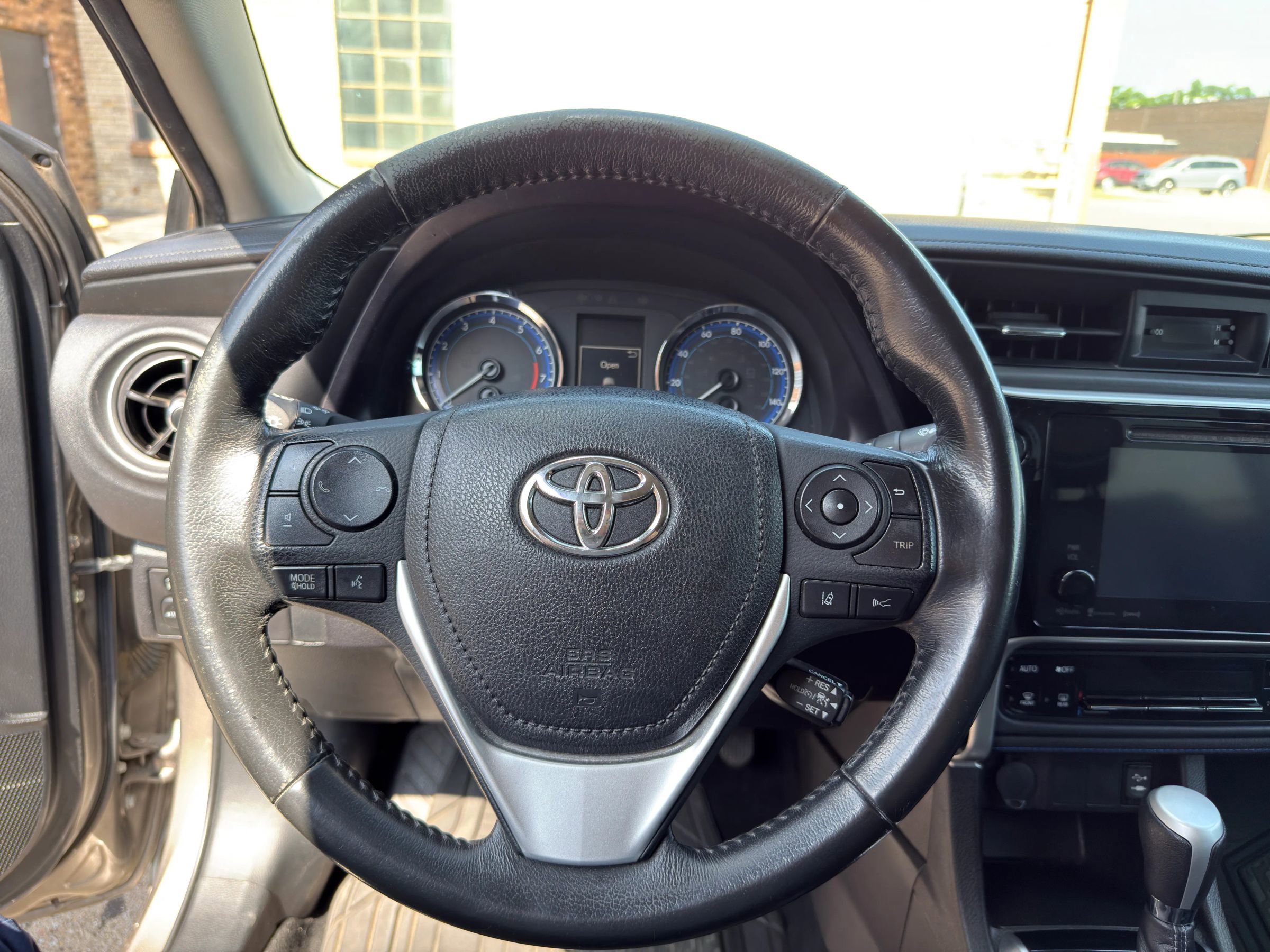 Used 2017 Toyota Corolla SE w/ SE Premium Package FWD image 11