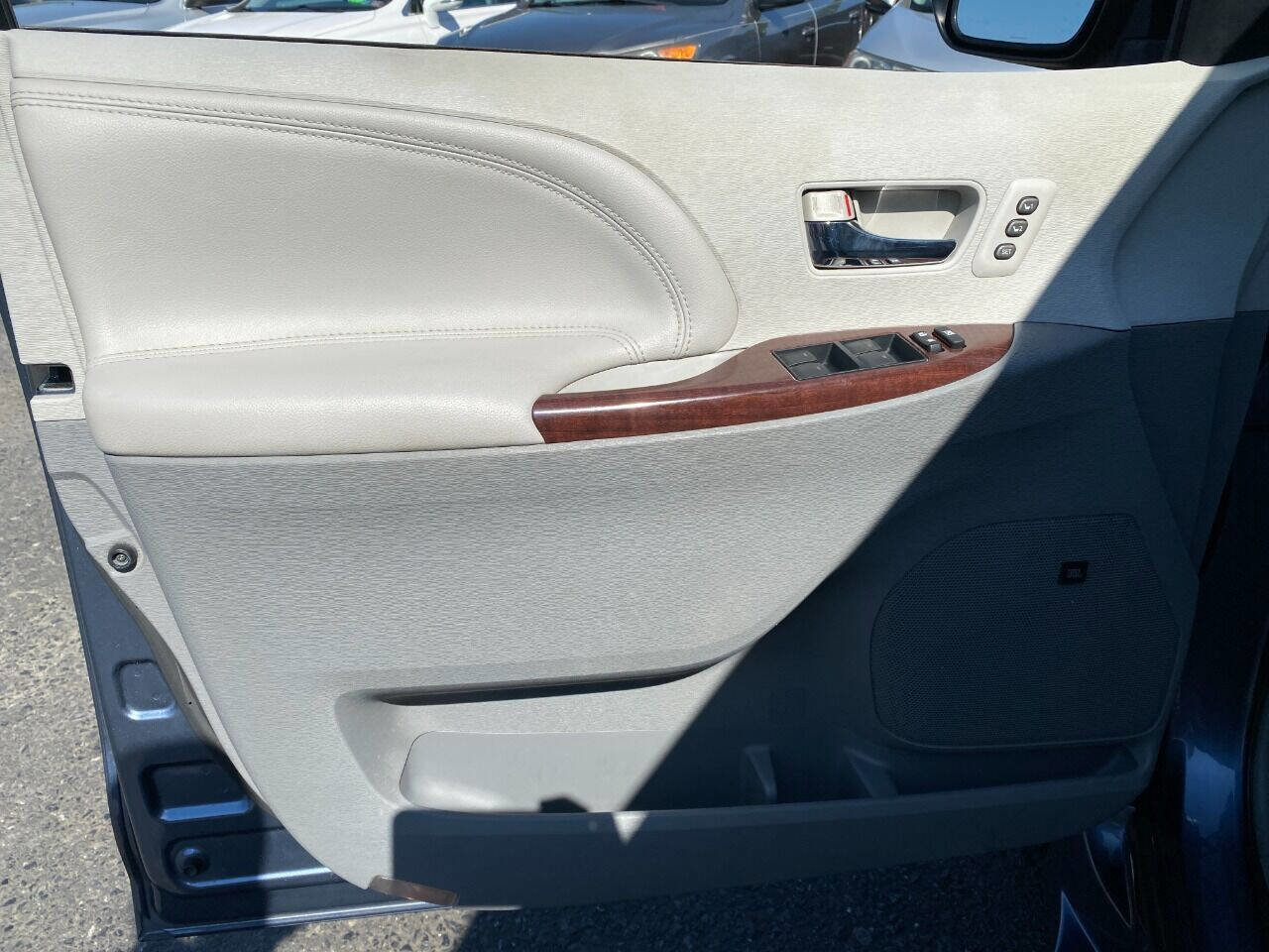 Used 2013 Toyota Sienna XLE w/ Premium Pkg image 12