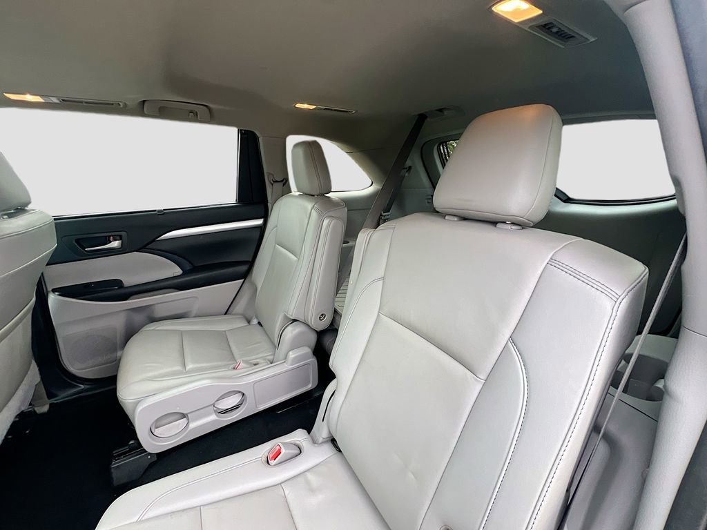 Used 2019 Toyota Highlander XLE AWD/4WD image 27