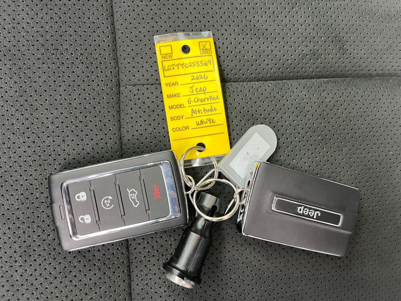Used 2026 Jeep Grand Cherokee Altitude AWD/4WD image 31
